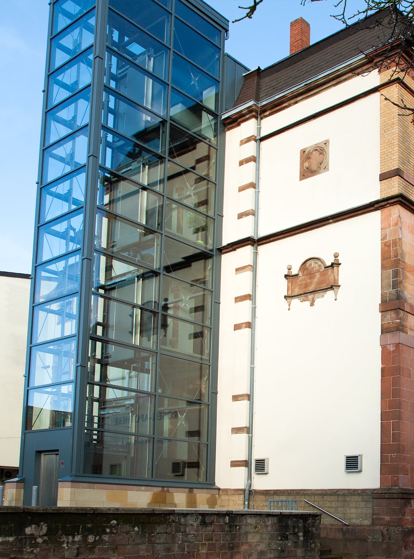 Orthopädische Gemeinschaftspraxis St. Ingbert von außen, Detailansicht Glasaufzug