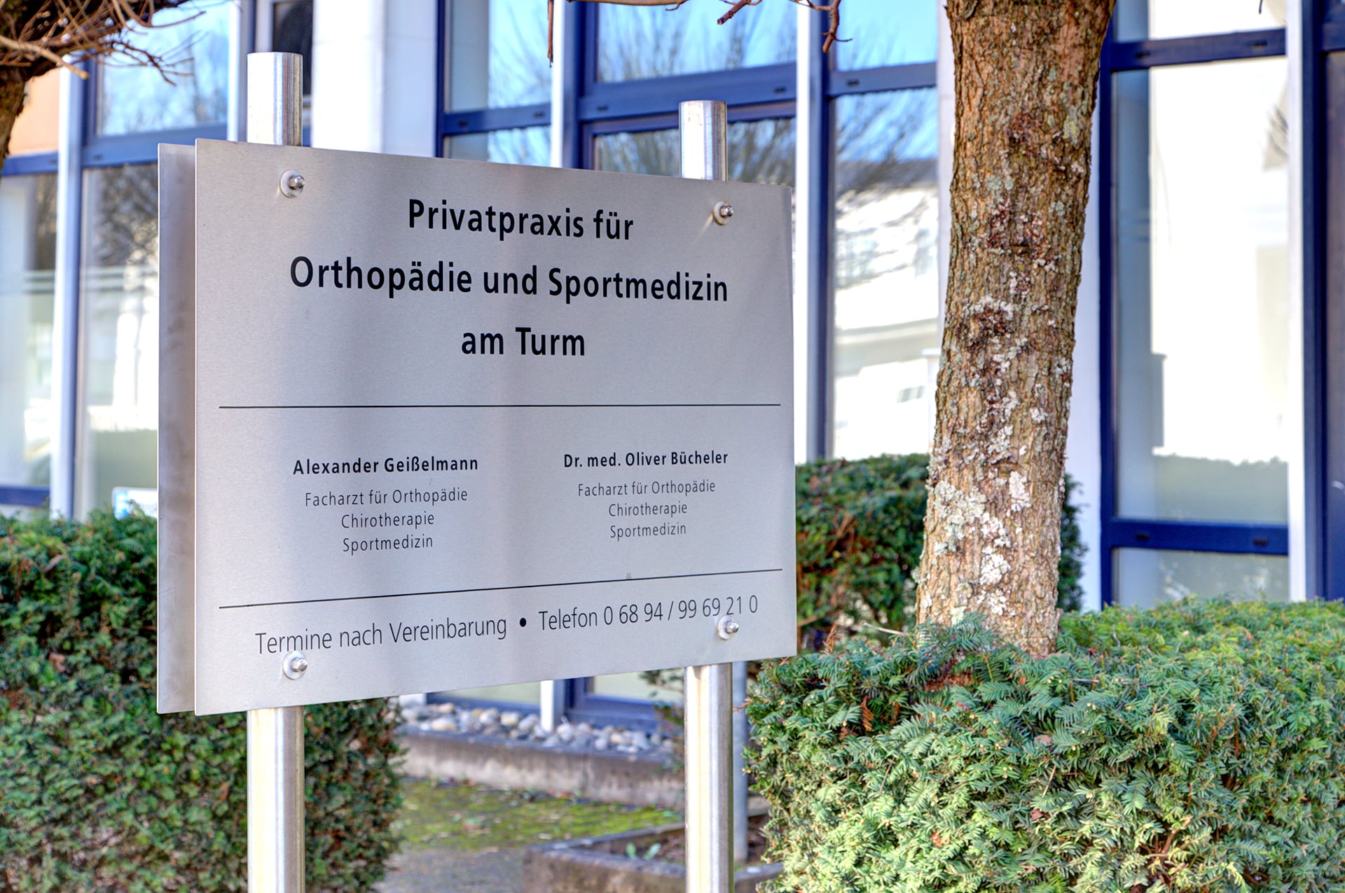 Eingangsschild: Privatpraxis für Orthopädie und Sportmedizin am Turm